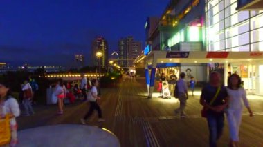 Tokyo, Japonya-Eylül 18, 2017:D Ecks Odaiba alışveriş merkezi Odaiba Tokyo Japonya 'da akşam karanlığı. Deck, ahşap açık terasa sahip gemi temalı bir alışveriş merkezidir..