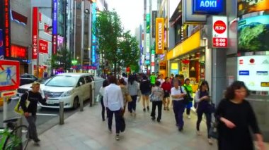 Tokyo, Japonya-19 Eylül 2017: Tokyo Japonya 'da Shinjuku Caddesi boyunca Shinjuku alışveriş bölgesi, dünyanın her yerinden halk ve turistler tarafından ziyaret.