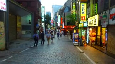 Tokyo, Japonya-19 Eylül 2017: Tokyo Japonya 'da Shinjuku 3chome Caddesi, şafak vakti. Caddenin her iki tarafında Izakaya barlar ve restoranlar ile kaplıdır.