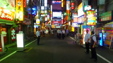 Tokyo, Japonya-Eylül 19, 2017: Shinjuku Tokyo Japonya 'da Kabukicho ıchibangai sokak akşam karanlığı. Caddenin her iki tarafında Izakaya barlar ve restoranlar ile kaplıdır.
