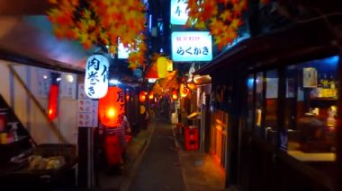 Tokyo, Japonya-Eylül 19, 2017: Omoide-Yokocho Shinjuku Tokyo Japonya 'da gece. Sokağın her iki tarafında Izakaya barlar ve restoranlar ile kaplıdır.