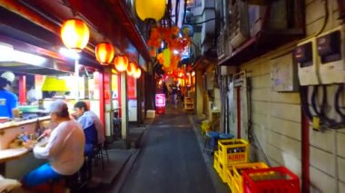 Tokyo, Japonya-Eylül 19, 2017: Omoide-Yokocho Shinjuku Tokyo Japonya 'da gece. Sokağın her iki tarafında Izakaya barlar ve restoranlar ile kaplıdır.
