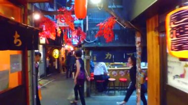 Tokyo, Japonya-Eylül 19, 2017: Omoide-Yokocho Shinjuku Tokyo Japonya 'da gece. Sokağın her iki tarafında Izakaya barlar ve restoranlar ile kaplıdır.