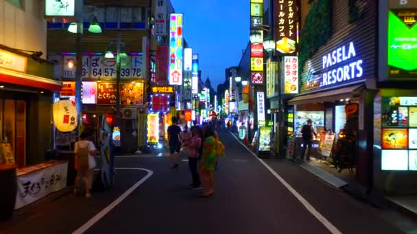 日本东京 2017年9月19日 黄昏时分在日本东京新宿的樱木町街 街道两边都排满了居酒屋酒吧和餐馆 — 图库视频影像