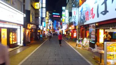 Tokyo, Japonya-19 Eylül 2017: gece Tokyo Japonya 'da Batı Shinjuku gece hayatı bölgesi. Sokağın her iki tarafında Izakaya barlar ve restoranlar ile kaplıdır.
