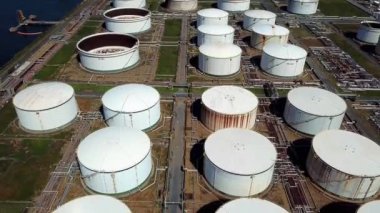 Yukarıdaki petrol tanklarının ters izleme çekimi