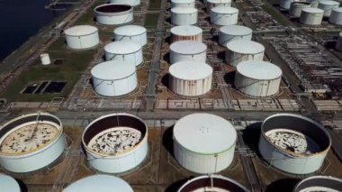 Yukarıdaki petrol tanklarının çekim Takibi