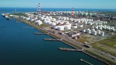 Yukarıdaki petrol tanklarının çekim Takibi 