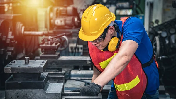 Trabajador Industrial Atascado Máquina Peligro Profesional — Foto de Stock