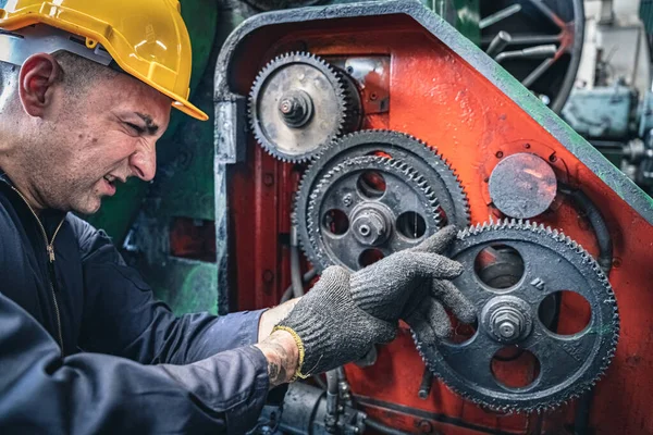 Trabalhador Industrial Ficou Com Dedo Preso Máquina Perigo Profissional — Fotografia de Stock