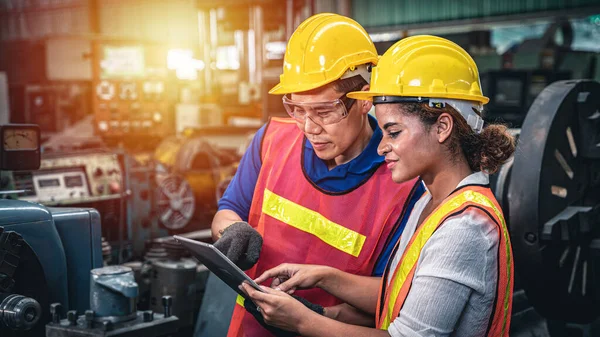 Dos Trabajadores Industriales Multiétnicos Discuten Trabajo Fábrica Gestión Del Control — Foto de Stock