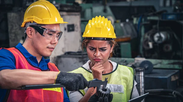 Dos Trabajadores Industriales Multiétnicos Discuten Trabajo Fábrica Gestión Del Control —  Fotos de Stock