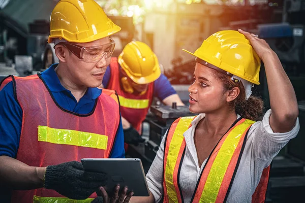 Dos Trabajadores Industriales Multiétnicos Discuten Trabajo Fábrica Gestión Del Control — Foto de Stock