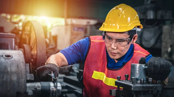 Retrato Joven Trabajador Industrial Asiático Utilizando Una Herramienta Medición Máquina —  Fotos de Stock