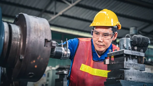 Retrato Jovem Trabalhador Industrial Asiático Usando Ferramenta Medição Máquina — Fotografia de Stock