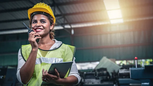 Trabajadora Fábrica Que Usa Receptor Radio Portátil Para Comunicación — Foto de Stock