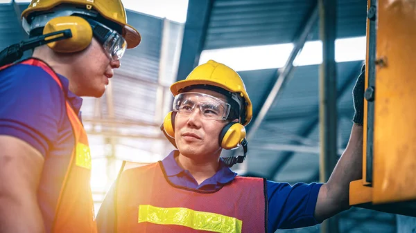 Retrato Dos Trabajadores Industriales Asiáticos Almacén —  Fotos de Stock