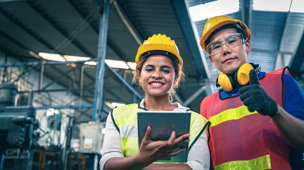 Dos Trabajadores Industriales Multiétnicos Almacén — Foto de Stock