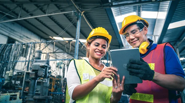 Dois Trabalhadores Industriais Multiétnicos Olhando Para Tablet Armazém — Fotografia de Stock