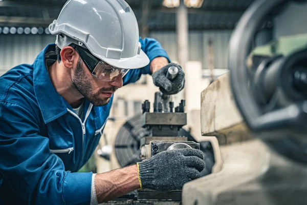 Trabalhador Masculino Macacão Azul Branco Hardhat Operando Máquina Torno — Fotografia de Stock