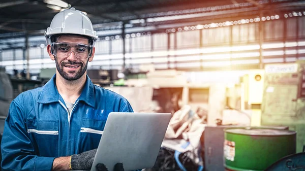 Zelfverzekerde Ingenieur Blauwe Jumpsuit Met Laptop Computer Een Magazijn — Stockfoto