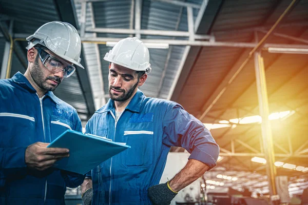 Ingenieros Inspector Escribiendo Portapapeles Con Bolígrafo Lista Verificación Inspección Mantenimiento —  Fotos de Stock