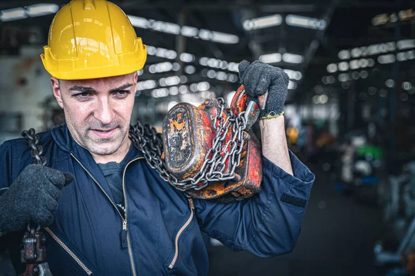 Trabalhador Industrial Masculino Macacão Azul Hardhat Carregando Talha Corrente Suas — Fotografia de Stock