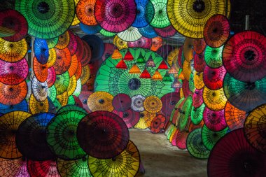 Burma 'da bir mağazada birçok şemsiye