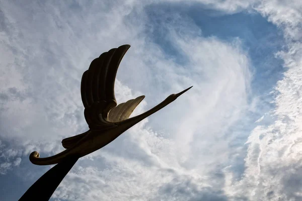 Pássaro Pedra Voando Sobre Céu — Fotografia de Stock