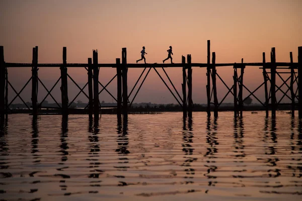 Twee Jongens Rennen Brug Mandalay Bij Zonsondergang — Stockfoto