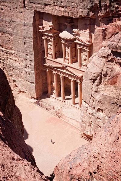 Homem Alcança Tesouro Petra Criando Efeito Escala — Fotografia de Stock