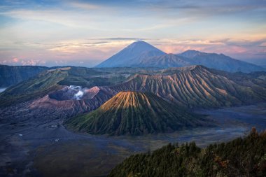 Dumanlı volkanik baca Bromo Dağı, Java, Endonezya
