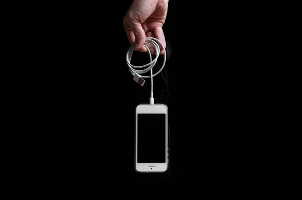 Mężczyzna Trzyma Smartfona Pustym Ekranem Czarnym Tle Mężczyzna Ręce Telefon — Zdjęcie stockowe