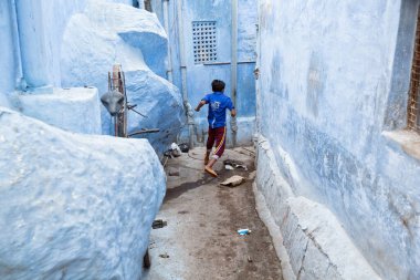 Jodhpur, Rajasthan, IndiaOrchha Orc 'ta sokakta koşan bir çocuk.