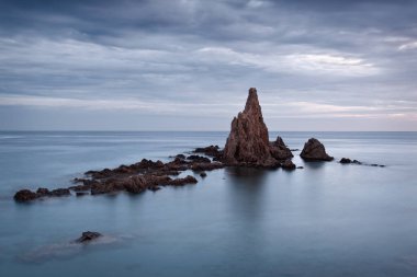 cabo de gata doğal parkın kıyısında günbatımı