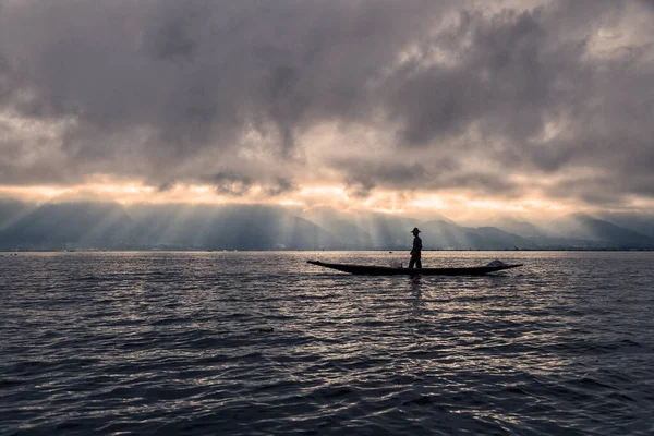 Birmaanse Visser Bamboe Boot Vangen Van Vis Traditionele Wijze Met — Stockfoto