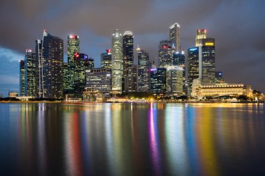 Singapur kenti, Singapur; Haziran 09 2017: Singapur iş bölgesi ve şehrin alacakaranlıktaki görüntüsü, Asya, Singapur