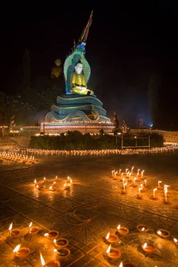 Budizm 'in özel günü, Buda' nın duruşu.