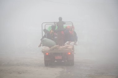 Yolda görüş mesafesi düşük. Kamyon siste. Myanmar.
