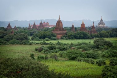 Myanmar, Bagan şehrinin eski pagodaları üzerinde güzel bir gün doğumu.