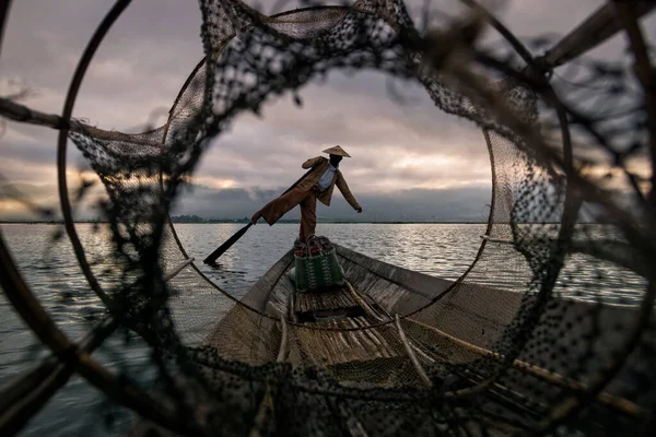 Pêcheur Intha Posant Avec Des Filets Coniques Coucher Soleil Lac — Photo