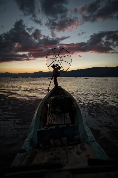 Intha Visser Poseren Met Conische Netten Bij Zonsondergang Inle Lake — Stockfoto