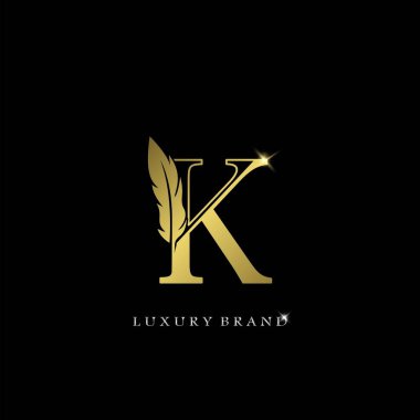Golden Feather Letter K Lüks Logo simgesi, vektör tasarım konsepti tüyü, başlangıç, lüks iş, firma, hukuk servisi, butik, dekorasyon ve daha fazla marka kimliği için ana hatlarıyla birlikte..