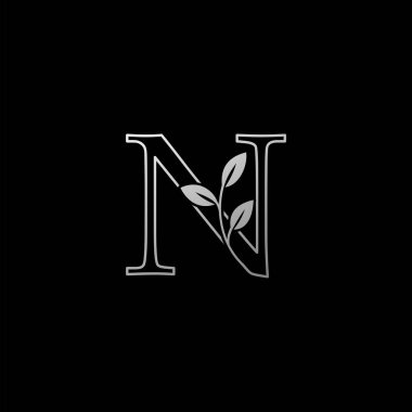 Ana Harf N Doğa Tropikal Yaprak İlk logo simgesi. Gümüş renkli logo ikonu vektör tasarımı konsepti monogram vintage lüks.
