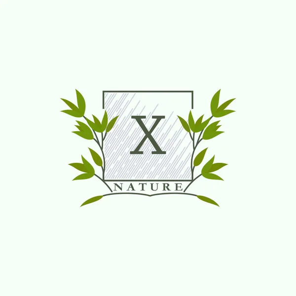 緑のエコレター正方形の形の葉を持つXロゴ ビジネスアイデンティティスタイルのための花の文字のデザインと植物性の要素を持つ初期 — ストックベクタ