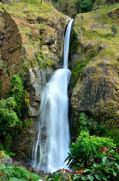 Úzký Kaskádový Vodopád Horách Himálaje Vyrobený Pomalou Okenicí — Stock fotografie