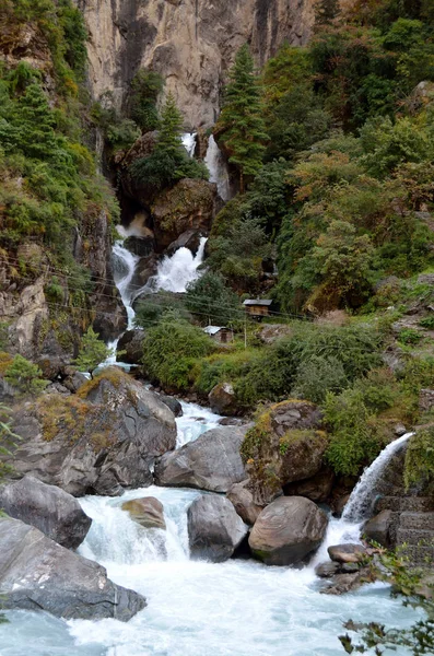 Каскадный Водопад Горах Среди Больших Камней Гималаи — стоковое фото