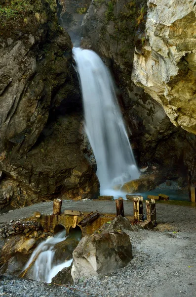 Erős Vízesés Sziklákban Himalája — Stock Fotó