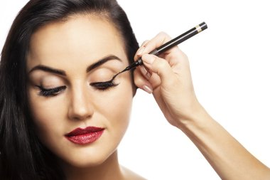 Genç güzel kadın, beyaz arka plan portresi.