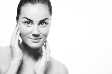 Genç güzel kadın, beyaz arka plan portresi.